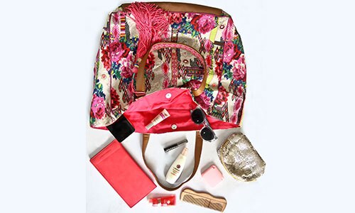 5 things you will find in our fashion editors lfw handbag 500x300 piccontent 5 things you will find in our fashion editors lfw handbag 500x300 piccontent