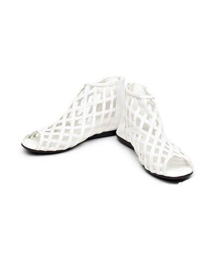 5 white pieces you must buy sandals flats 430x550 5 white pieces you must buy sandals flats 430x550