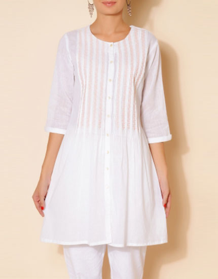 5 white pieces you must buy sandals flats 430x550 5 white pieces you must buy sandals flats 430x550