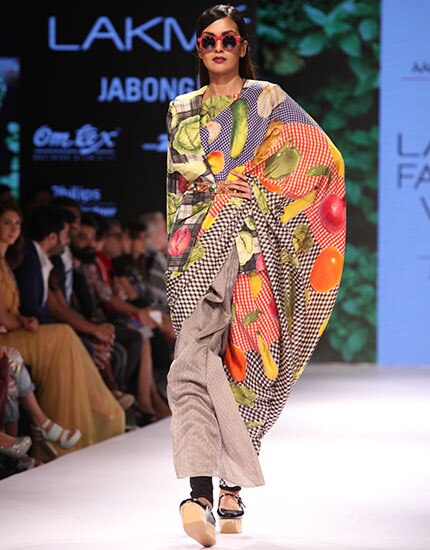 lakme fashion week saree urvashi joneja 430x550 lakme fashion week saree urvashi joneja 430x550