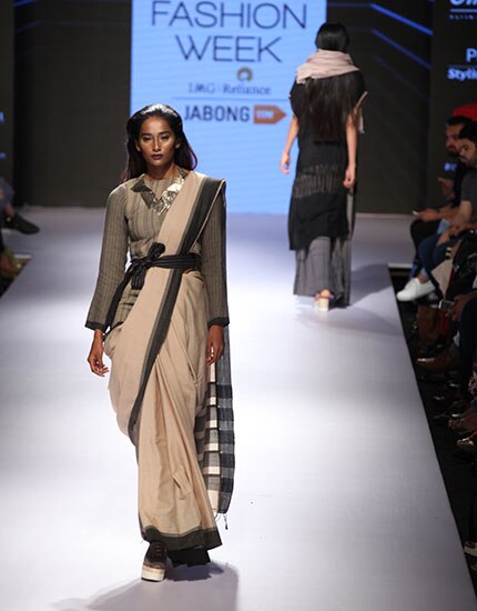 lakme fashion week saree urvashi joneja 430x550 lakme fashion week saree urvashi joneja 430x550