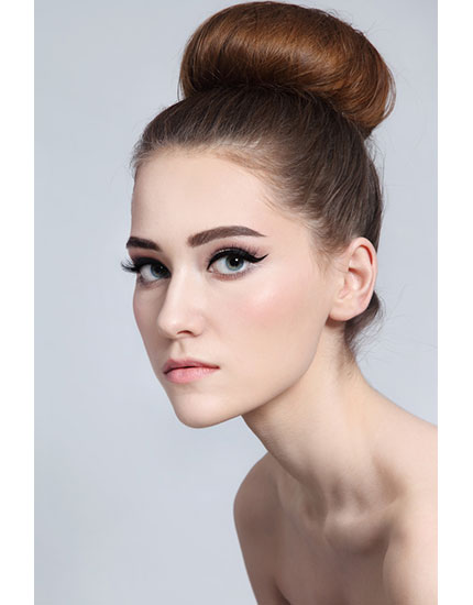 romantic hairdos for a date night messy side bun 600x400 romantic hairdos for a date night messy side bun 600x400