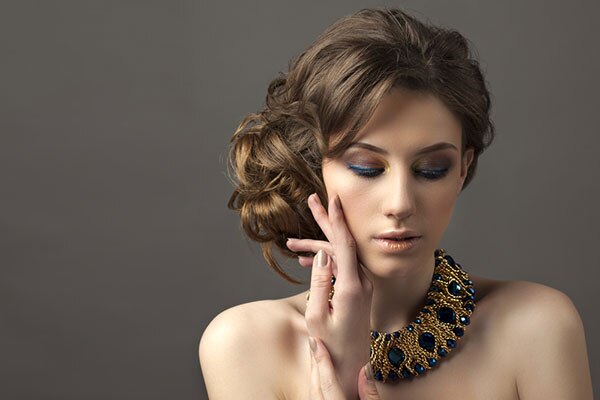 romantic hairdos for a date night messy side bun 600x400 romantic hairdos for a date night messy side bun 600x400