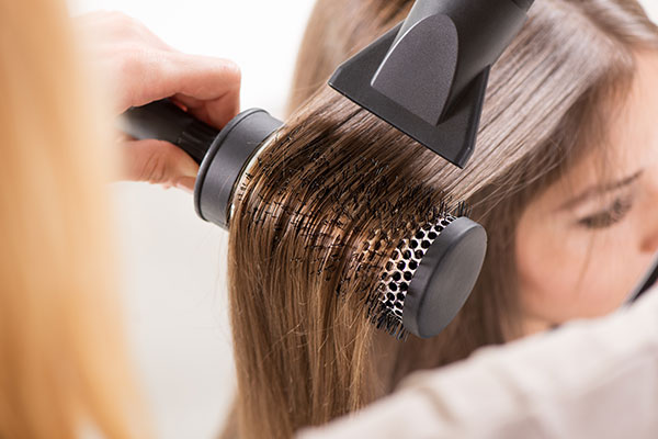use the right hairbrush barrel brush 600x400 use the right hairbrush barrel brush 600x400